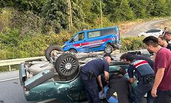 Otomobil park halindeki jandarma minibüsüne çarptı: 1 yaralı