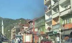 Zonguldak’ta 3 katlı binanın çatısında yangın çıktı
