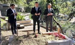 İl Koordinatörü İshak Alim,  Zeki Tosun'un kabrinde dua etti
