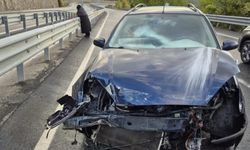 Kontrolünden çıkan otomobil bariyerlere çarptı
