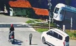 Motosiklet yolcu trenine çarptı