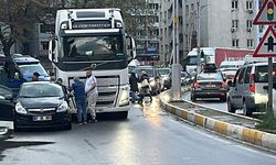 TIR, otomobile çarptı: Trafik kilitlendi