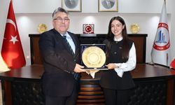 Rektör Özölçer “Yılın Doktora Tezi” Ödülü Sahibi Dr. Öğr. Üyesi Timur’u makamında kabul etti