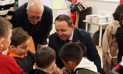 İl Millî Eğitim Müdürü Keskin öğrencilerle bayrak törenine katıldı