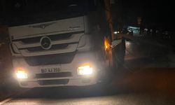 TIR Dorsesi direğe çarptı: Mahalle elektriksiz kaldı