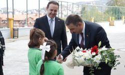 Vali Hacıbektaşoğlu ve eşinden Bahçelievler İlkokulu'na ziyaret