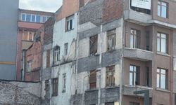 Gazipaşa'daki eski binalar korkutuyor