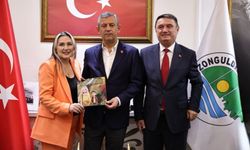 Özgür Özel’e “Adalet Ağacı” Kitabı Zonguldak Belediyesi’nde takdim edildi