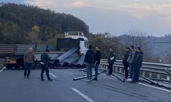 Zonguldak-Ereğli Yolunda Tır Bariyerlere Çarptı: Demirler Yola Saçıldı, Trafik Durdu