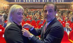 Dilay Küçük Anahtar Parti'ye geçti... Rozetini Batu Müftüoğlu taktı...