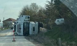 Çaycuma'da kontrolü kaybeden TIR devrildi