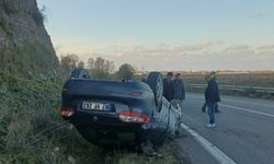 Çaycuma’da kontrolden çıkan otomobil ters döndü