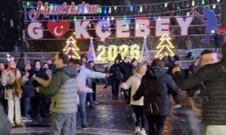 Gökçebeyliler kar altında çifte telli oynayarak yeni yılı karşıladı