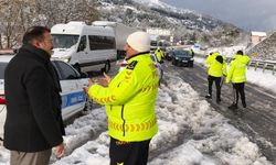 Yolda kalanlara çorba, çay ve Devrek simidi ikram etti...
