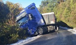 Virajı alamayan TIR trafiği kilitledi