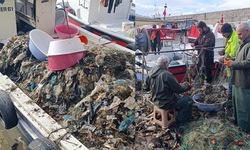 Balıkçılar isyanda... Ağlara balık değil, çöp ve tıbbi atık takıldı...