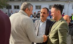 Namaz sonrası esmafları dinledi