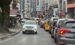 Yoğun trafik nedeniyle metrelerce kuyruk oluştu