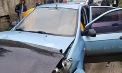 Otomobiller kafa kafaya çarpıştı; Kadın sürücünün ayağı kırıldı