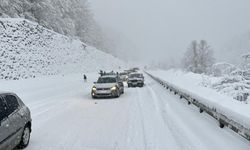 Zonguldak-Ankara yolunda ulaşım durdu: Tır makasladı, yol kapandı
