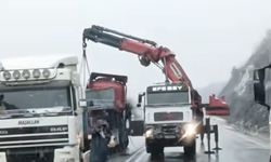 OSB'de TIR uçuruma yuvarlandı: 1 Yaralı