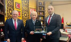 ‘Devlet Bahçeli’ çeşmesinin maketini hediye ettiler
