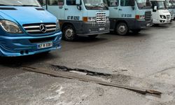 Belediye yapmayınca vatandaş çukurları tahta ile kapattı