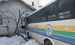 Buzlu yol faciaya davetiye çıkardı, halk otobüsü eve daldı
