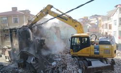 Kdz. Ereğli'de metruk bina yıkıldı