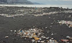 Zonguldak’ta dalgalarla birlikte plastik ve tıbbi atıklar da sahile vurdu