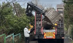 Tırın dorsesinden iş makinesi fırladı: Yol savaş alanına döndü
