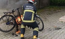 Garajdaki elektrikli bisiklet alev aldı