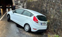 Kontrolden çıkan otomobil kanala düştü