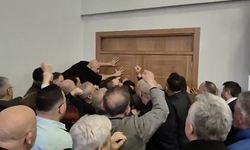 Zonguldak İl Genel Meclisi’nde yaşanan gerginlik sonrası kapı zarar gördü