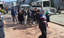 Yayaya çarpmamak için motosikleti devirip sürükledi