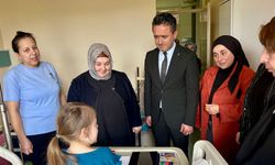 Hastanede tedavi gören çocuklara 23 Nisan ziyareti