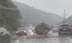 Yenice–Karabük yolunda kayalar yola düştü