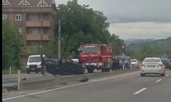 Kontrolden çıkan araç karşı şeride geçip takla attı