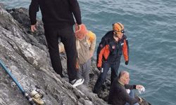Kayalıklardan düşen amatör balıkçıyı ekipler kurtardı