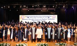 Teoman Duralı İnsan ve Toplum Bilimleri Fakültesi'nde mezuniyet sevinci