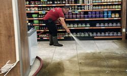 Dükkanları su bastı, itfaiye erleri temizledi