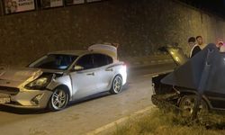 Polis mevkinde kaza: İki otomobil kafa kafaya çarpıştı