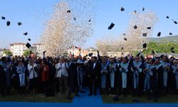 BEUN öğrencileri mezuniyetlerini kep atarak kutladı