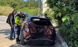 Yokuş çıkarken geri kayan otomobil ağaca çarptı: 3 Yaralı