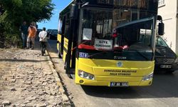 Halk Otobüsü yolda kaldı, trafik kilitlendi