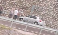 Gökgöl'de bariyere ve duvara savrulan otomobildeki yolcu hastanelik oldu