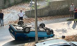 Zonguldak'ta Tofaş ağaca çarpıp ters döndü
