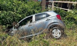 Kozlu’da kontrolden çıkan otomobil dikenlik alana savruldu