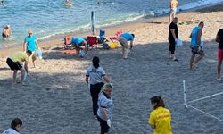 Kapuz Plajı'nda örnek mesai: Ekipler izmarit ve çöpleri tek tek topladı