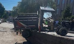Park halindeki iki araç kaza yaptı: Pat Pat iş yerine düştü